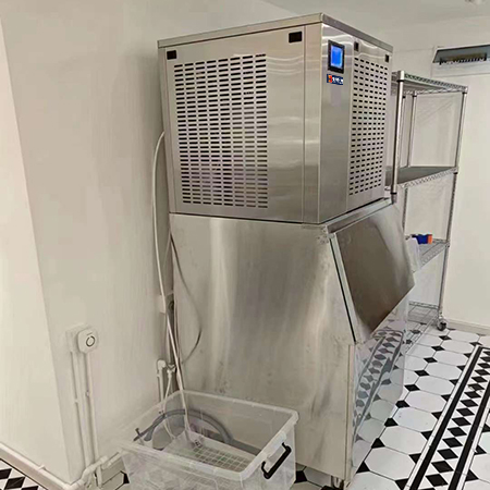 500公斤片冰机带外罩款交付北京某酒店